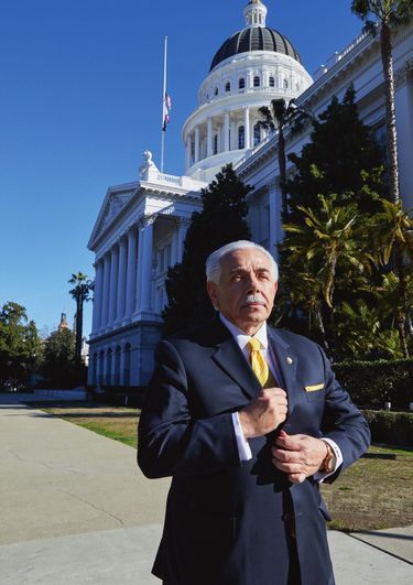 Amir Hamidi, l’ex-espion américano-iranien qui enquête sur la corruption du corps des gardiens de la révolution et de ses filiales. À Sacramento, devant le Capitole de Californie.