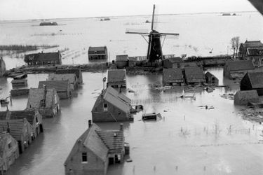 Le village d'Oude-Tonge inondé, le 1er février 1953