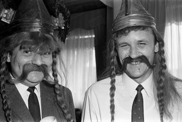 En 1966, René Goscinny et Albert Uderzo, alors âgés de 40 et 39 ans, portent perruques et moustaches postiches pour incarner Obélix et Astérix, nés de leur passion commune pour l’Histoire.