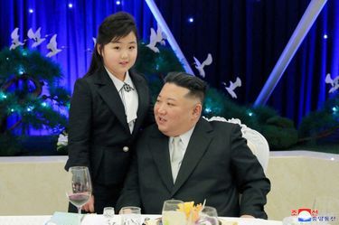 Kim Ju Ae, la fille « bien-aimée » de Kim Jong Un, est entre temps devenue la fille « respectée » du dictateur dans les médias officiels.