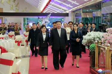 Kim Jong Un arrive au banquet pour célébrer le 75e anniversaire de l'Armée populaire le lendemain, avec sa fille Kim Ju Ae (à sa droite) et sa femme Ri Sol Ju (à sa gauche), à Pyongyang le 7 février 2023.
