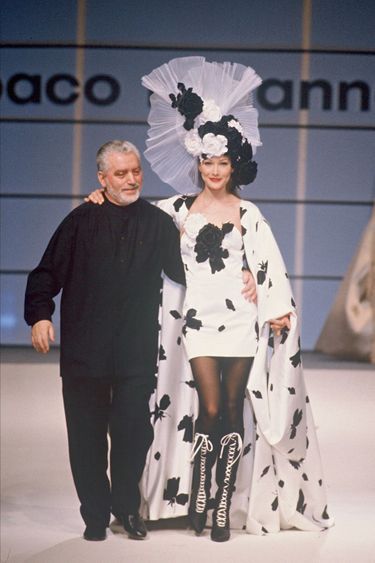 Défilé haute couture printemps-été 1994, Carla Bruni en vedette.