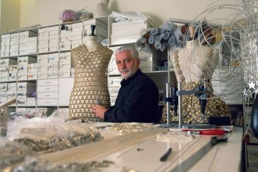 Un atelier encombré de bouts de métal et d’outils. À Paris en 1996, trois ans avant d’abandonner, sans conviction, la haute couture pour le prêt-à-porter.