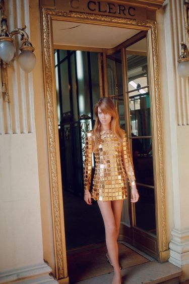 La robe la plus lourde et la plus chère au monde. Pour l’exposition internationale de diamants en mai 1968, Françoise Hardy porte une création en or et solitaires à 10,4 millions de dollars.