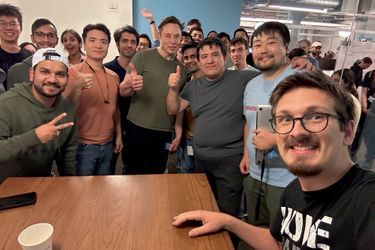 La première photo où Elon Musk pose avec ses équipes de Twitter, à San Francisco, le 19 novembre 2022.