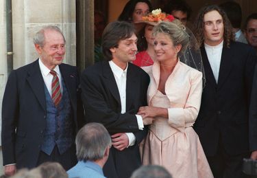 Son mariage en juin 1995 avec Véronique Sanson surprend tout le monde. 
