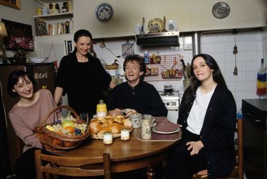 One-man-show pour ses petites soeurs, Hélène (à g.) et Claire, sous l'oeil de leur mère Réanne (debout), dans leur maison de Bordeaux. En 1993.