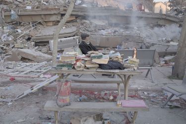 Regroupés sur une table, des cahiers, des jouets et des livres d'enfants exhumés des décombres. À Kahramanmaras, le 11 février.