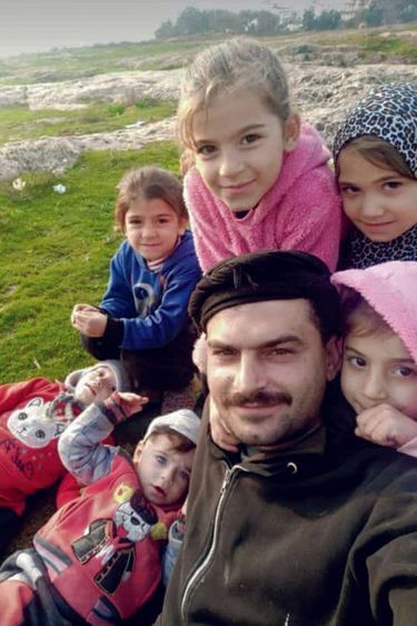 Jinan (en bleu) et Abdel (couché au milieu avec un bonnet blanc) avec leur père, Mahmoud Mohamed Junaid, et leurs sœurs, Alaa, Janna, Nadima et Retaj. Seuls Abdel et Jinan ont survécu.