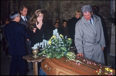 Karine aux obsèques de Patrick Roy en février 1993. En gris, le père de l'animateur.