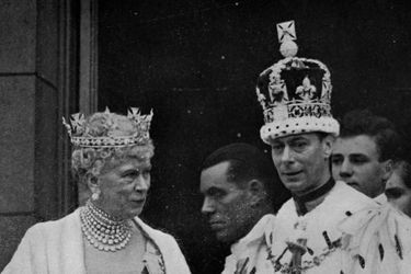 La reine mère Mary (avec la partie basse de sa couronne) et son fils le roi George VI lors du couronnement de celui-ci, le 1937