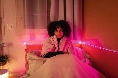 Jade, 18 ans, étudiante en anglais. Le chauffage est en panne, seul l’éclairage réchauffe sa chambre. Dans une résidence du Crous du Ve  arrondissement de Paris, le 4 janvier.