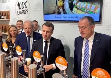 Emmanuel Macron en plein service, derrière la tireuse à bières, en 2019.