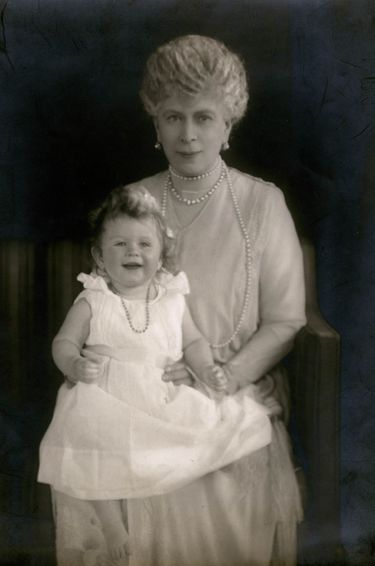 La reine Mary avec sa petite-fille, la princesse Elizabeth, en avril 1927