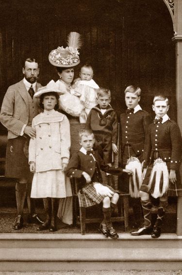 Mary et George, alors prince et princesse de Galles, avec leurs six enfants en 1906