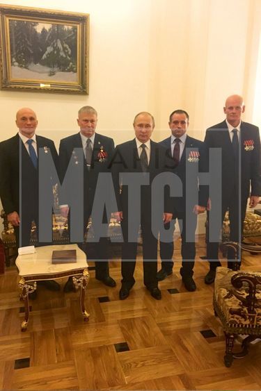 L’original d’une photo qui a circulé sur les réseaux sociaux. Le 6 décembre 2016, Poutine au milieu des commandants de Wagner. De g. à dr., Andreï Bogatov, « le vagabond », Andreï Trochev, « l’homme aux cheveux blancs », Aleksandr Kouznetsov, dit «Ratibor