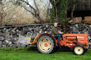 Sur le tracteur qu’il conduisait pendant le tournage du film « Cinq hectares », annoncé prochainement. Émilie Deleuze, la réalisatrice, le lui a offert.