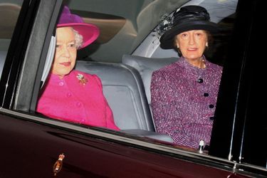 La reine Elizabeth II et sa dame d'honneur, Lady Susan Hussey, arrivent à l'église St Mary Magdalene, sur le domaine royal de Sandringham à Norfolk, en 2011.