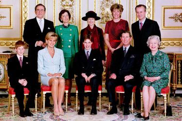 Le portrait officiel de la famille royale le jour de la confirmation du prince William au palais de Windsor, le 9 mars 1997. Sur la photo figurent William, le prince Harry, le prince et la princesse de Galles, la reine, le roi Constantin, Lady Susan Hussey (en vert), la princesse Alexandra, la duchesse de Westminster et Lord Romsey.