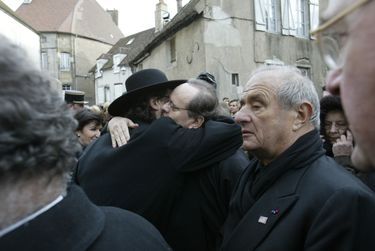 «L’hommage des chefs et des amis, lors des funérailles : Marc Veyrat, Joël Robuchon et Paul Bocuse.» - Paris Match n°2807, 6 mars 2003.