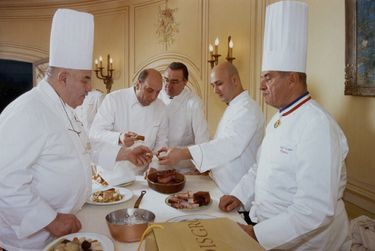 Bernard Loiseau, entouré de Pierre Troisgros, Alain Ducasse, Frédéric Anton et Paul Bocuse, au Pré Catelan en mars 2000.