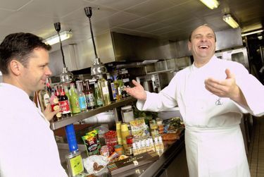 Bernard Loiseau avec Patrick Berton dans les cuisines de son restaurant La Côte d'Or à Saulieu, en octobre 2002.