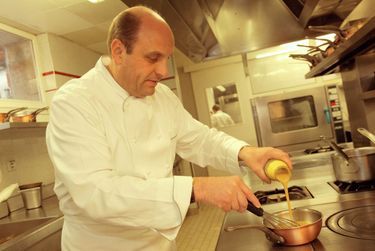 Bernard Loiseau dans les cuisines de son restaurant La Côte d'Or à Saulieu, en octobre 2002.