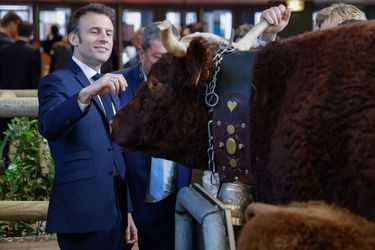 Emmanuel Macron et Ovalie, la vache égérie de l'édition 2023.