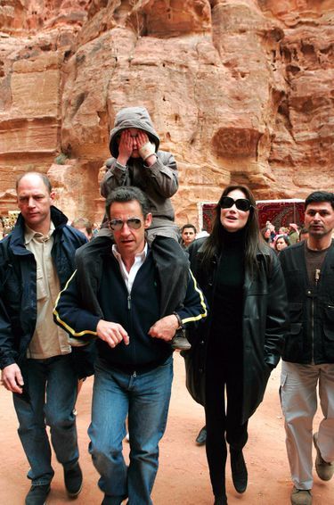 Nicolas Sarkozy (alors président de la République) accompagné de sa compagne Carla Bruni, et de son fils Aurélien, et de l'ambassadrice de Jordanie en France Dina Kaawar dans l'ancienne ville de Petra, en Jordanie, le 5 janvier 2008.