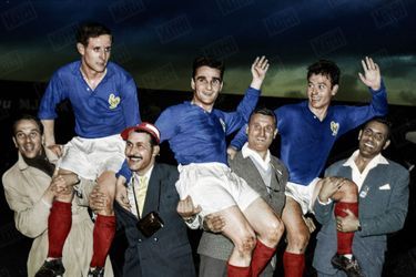 Portés par leurs supporters, les héros de la qualification pour la demi finale : Kopa, Piantoni et Fontaine, le 19 juin 1958. (Colorisée par le service photo de Paris Match)
