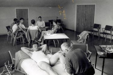 Just Fontaine, soigné par le masseur de l’équipe Louis Hainaut, pendant que ses coéquipiers tapent le carton au camp de base de Bleus, l’hôtel de Geer à Finspång, début juin 1958.