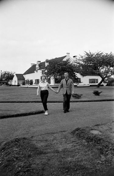 Hergé et son épouse dans leur maison de campagne, en août 1958.