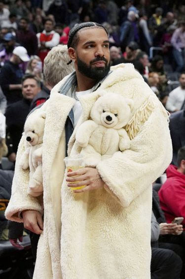 Drake avec le manteau Teddy Bear de Castelbajac, en 2022.