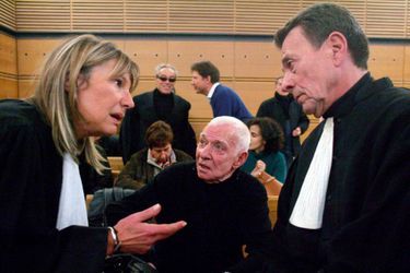 Un échange avec ses avocats, Sophie Bottai (à g.) et Michel Pezet, avant de comparaître en appel pour extorsion de fonds  au tribunal d’Aix-en-Provence, en janvier 2008.