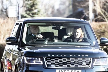 Le prince Andrew, duc d’York et Sarah Ferguson, duchesse d’York, arrivent en Range Rover au château de Windsor, le 19 février 2023.