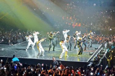 Hongjoong, Seonghwa, Yunho, Yeosang, San, Mingi, Wooyoung et Jongho forment Ateez. Ici sur la scène de l'Accor Arena, à Paris, le 7 mars 2023.