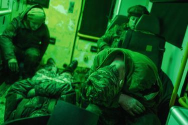 Des soldats ukrainiens évacués de la ligne de front à Bakhmout le 26 février.
