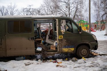 Ce van qui transportait des blessés a été ciblé de balles. Dans l'enceinte d'un hôpital de campagne à Bakhmout abandonné par les Ukrainiens, le 21 février.