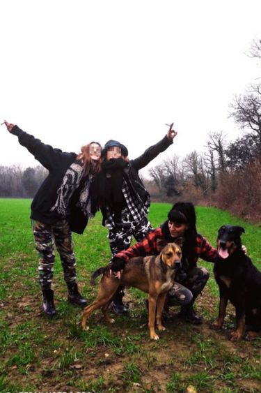 Leslie (en rouge), ses copines et ses chiens Onyx et Baïko.