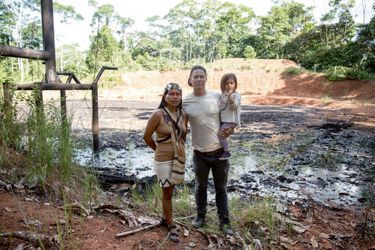 Nemonte, son mari, Mitch Anderson, avec qui elle a fondé l’ONG Amazon Frontlines, et leur fille, Daime (arc-en-ciel en langue wao terero), devant une fosse à déchets toxiques en 2018.