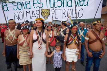 A Puyo, Nemonte Nenquimo et des centaines de Waorani manifestent après avoir porté plainte contre le gouvernement équatorien, en avril 2019.