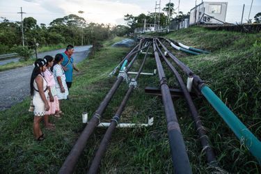 Nemonte Nenquimo (au premier plan) avec des leaders des peuples Siona et A’i Cofan, face à un pipeline dans le nord de l’Équateur, en 2018.