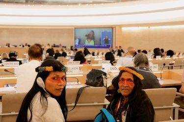 Avec sa grand-mère de combat, Omanca Enquiri, au siège européen des Nations unies, où elles sont venues défendre les droits des peuples autochtones, à Genève, en juin 2019.