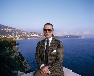 Karl Lagerfeld dans sa villa L’Amorosa, qui surplombe la baie de Monte-Carlo, à Monaco, en octobre 1988.