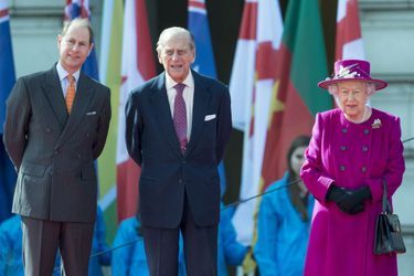 Le prince Edward, alors comte de Wessex, avec ses parents, le prince Philip duc d'Edimbourg et la reine Elizabeth II, au lancement des jeux du Commonwealth à Londres le 13 mars 2017.