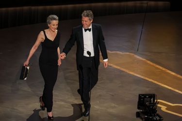 Andie MacDowell et Hugh Grant sur la scène du Dolby Theatre, Los Angeles, lors de la 95e cérémonie des Oscars, le 12 mars 2023.