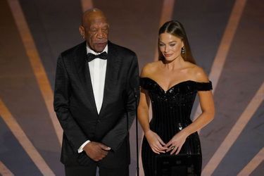 Morgan Freeman et Margot Robbie sur la scène des Oscars le 12 mars 2023.
