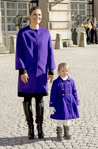 La princesse héritière Victoria de Suède et sa fille la princesse Estelle dans la cour intérieure du Palais royal de Stockholm, le 12 mars 2015