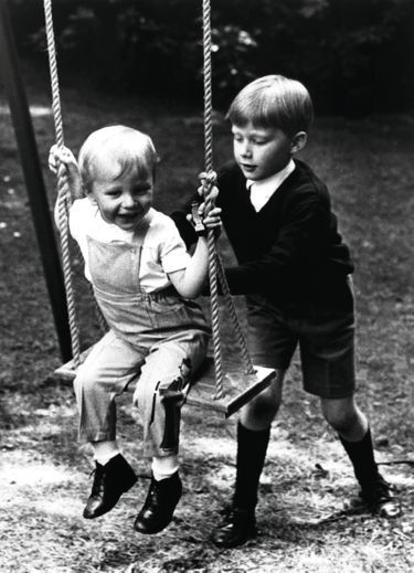 Laurent et Philippe de Belgique, 3 et 6 ans, en 1966, dans le parc du château de Laeken.