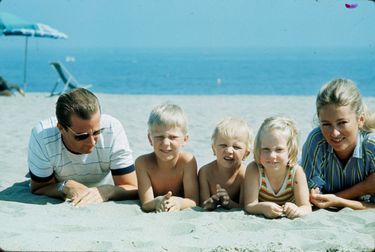 Le roi Albert et la reine Paola entourent leurs enfants, Philippe, Laurent et Astrid, en 1966, dans le golfe de Gênes.